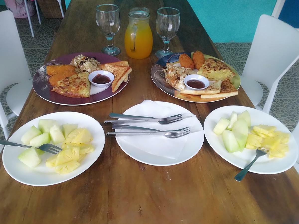 Blue Coral Homestay 카리문자와 외부 사진